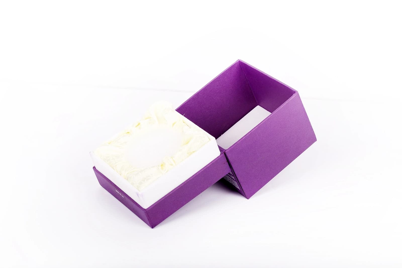 Luxury Jewelry Packaging with Refined Insert Engineering packaging sample 4